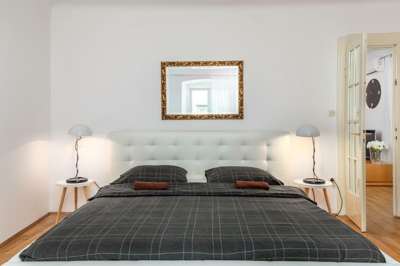 Apartment Mirrors Fiume Esterno foto